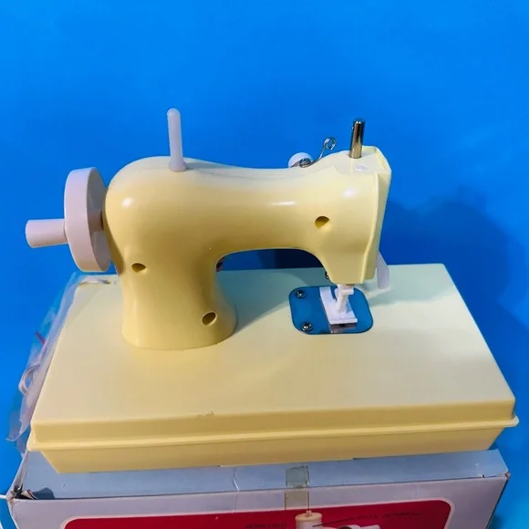 MY LITTLE PONY G1 VTG 1984 FIREFLY SEWING MACHINE & FOOT PETAL LIGHTS UP & RUNS - Picture 9 of 13